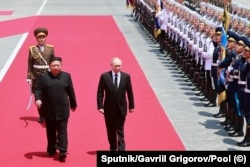 Президент Путін і лідер Північної Кореї Кім Чен Ин на офіційній церемонії зустрічі на площі Кім Ір Сена в Пхеньяні. 19 червня 2024 року