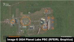 Супутник Planet Labs зафіксував наслідки атаки. На знімку від 27 травня видно темні плями на радарі, яких раніше не було – ймовірно, сліди пожежі, спричиненої влучанням БПЛА.