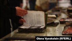 Обгорілий примірник книги «Слова і кулі» видавництва «Віват» — спецпроєкт про українських письменників та журналістів, які пішли до лав ЗСУ або стали волонтерами