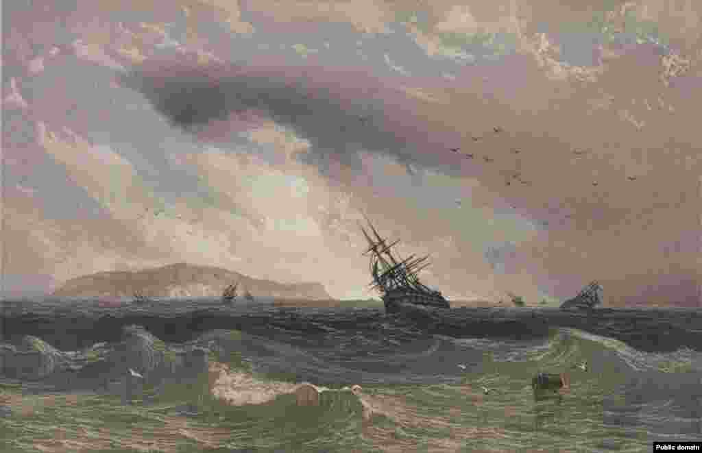 Изображение острова Змеиный во время шторма. Остров стал известен в начале широкомасштабного российского вторжения. Когда экипаж российского крейсера «Москва» требовал от украинского гарнизона на острове сдаться и получил в ответ широкоизвестную фразу «Русский военный корабль, иди на...», но его бурная история уходит корнями в раннюю греческую цивилизацию. На острове когда-то стоял храм Ахилла, за который позже сражались Османская и Российская империи, а затем остров контролировала Румыния. Советский флот захватил остров во время Второй мировой войны, а после распада Советского Союза он перешел Украине