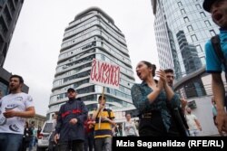 ცათამბჯენიდან გაფიცულებთან არავინ ჩამოსულა