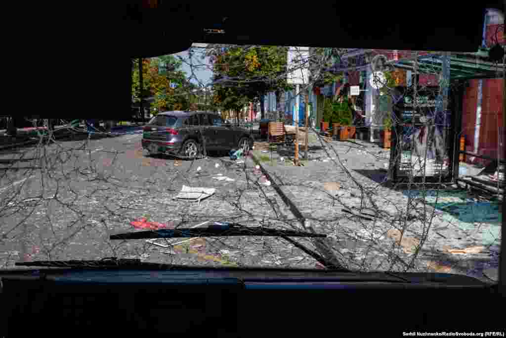 Президент Володимир Зеленський зазначив, що ракетний удар по центру Чернігова є причиною того, чому Україна «об’єднує світ проти терористичної РФ», зазначив президент Володимир Зеленський