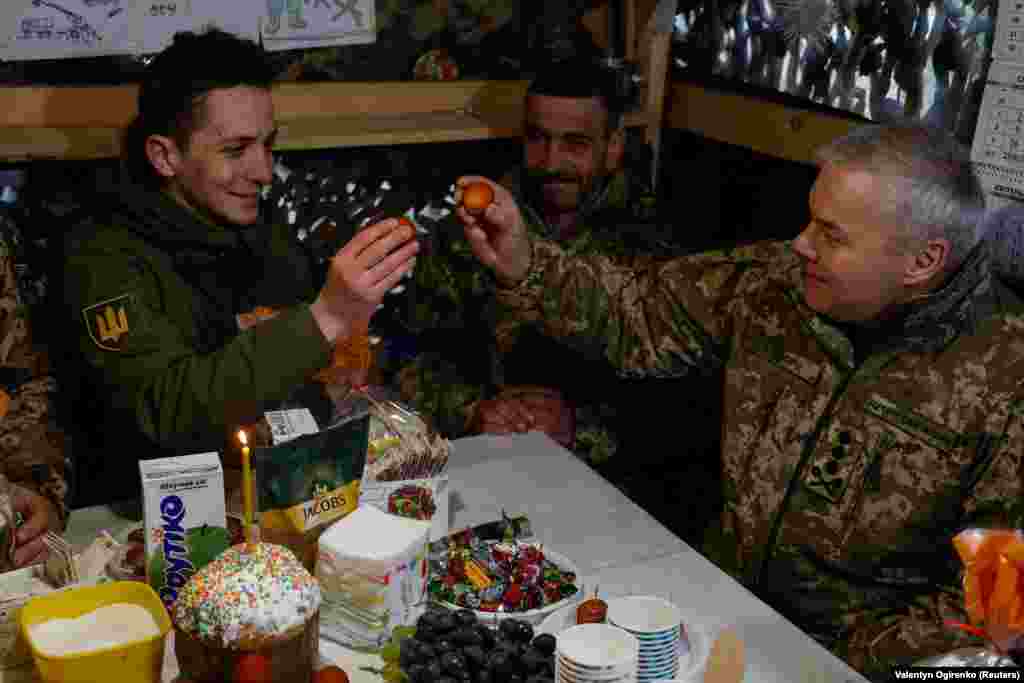 Генерал Сергій Наєв стукається з військовим посвяченими великодніми яйцями на позиціях неподалік білоруського кордону, 15 квітня 2023 року