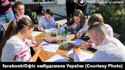 Українські діти, повернені після вивезення до Росії, під час поїздки до Гааги, вересень 2023 року