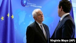 Верховний представник ЄС із зовнішньої політики Жозеп Боррель (ліворуч) розмовляє з прем’єр-міністром Косова Альбіном Курті перед переговорами в Брюсселі 26 червня