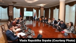 Vlada RS je u maju imenovala osmočlanu radnu grupu, koja je trebalo da sastavi dokument o "mirnom razdruživanju" dva entiteta u BiH. Na fortografiji sendica vlade RS 25. april 2024.