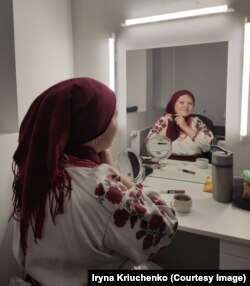 Ірина досліджує автентику Донеччини уже 20 років. Через атаку Росії вони залишила рідну Волноваху. Тут фольклористка під час підготовки до концерту в Дюсельдорфі у лютому 2023-го