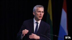 «Довгострокові фінансові зобов’язання – ми ще не досягли згоди щодо цього. Але я працюю і багато членів альянсу дуже підтримують ідею про те, що нам потрібні не лише короткострокові зобов’язання» – Єнс Столтенберґ