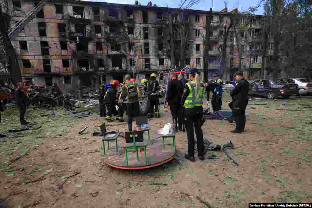 Рятувальники ДСНС працюють на місці сильно пошкодженого внаслідок російського ракетного удару житлового будинку в Кривому Розі, 13 червня 2023 року. «Завтра, 14 червня, у Кривому Розі оголошено День жалоби», – повідомив голова Ради оборони міста Олександр Вілкул. «Тіло ще однієї загиблої людини дістали з-під завалів приватного підприємства у Кривому Розі. За цю страшну ніч ворог вбив у місті 11 мирних жителів», – написав голова обласної військової адміністрації Сергій Лисак у телеграмі. Раніше Олександр Вілкул повідомляв, що внаслідок обстрілу також були поранені 28 людей  