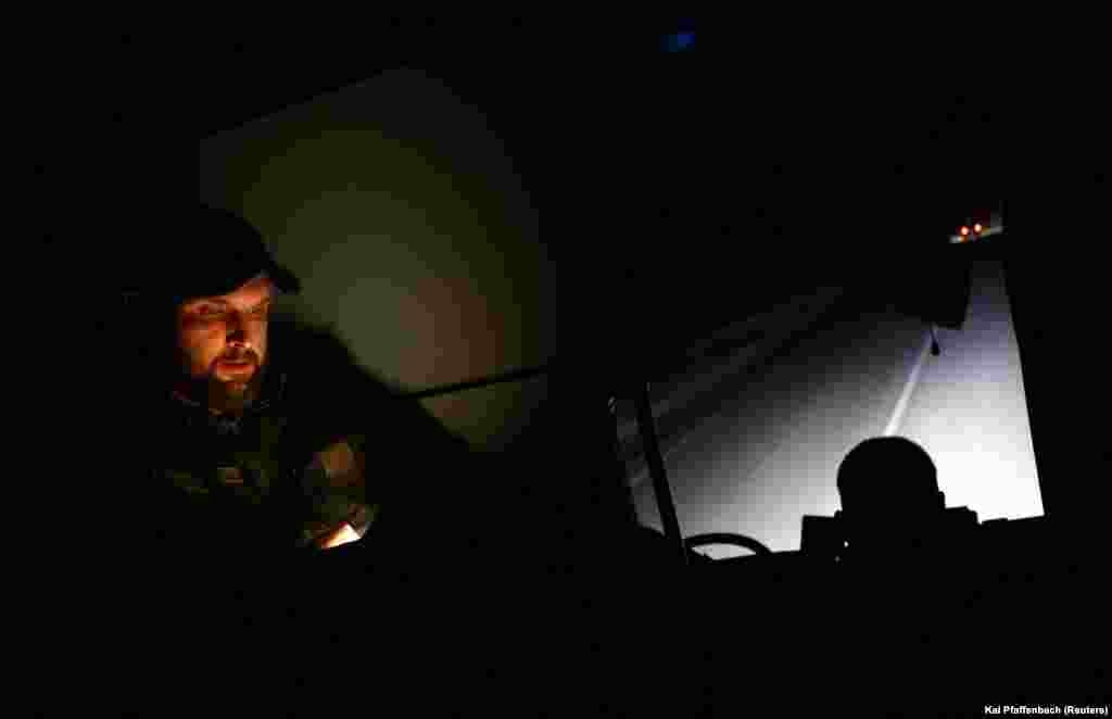 Дорогою медична команда комунікує з медиками лікарні в Дніпрі, де готуються до прибуття та прийняття важкопоранених бійців  