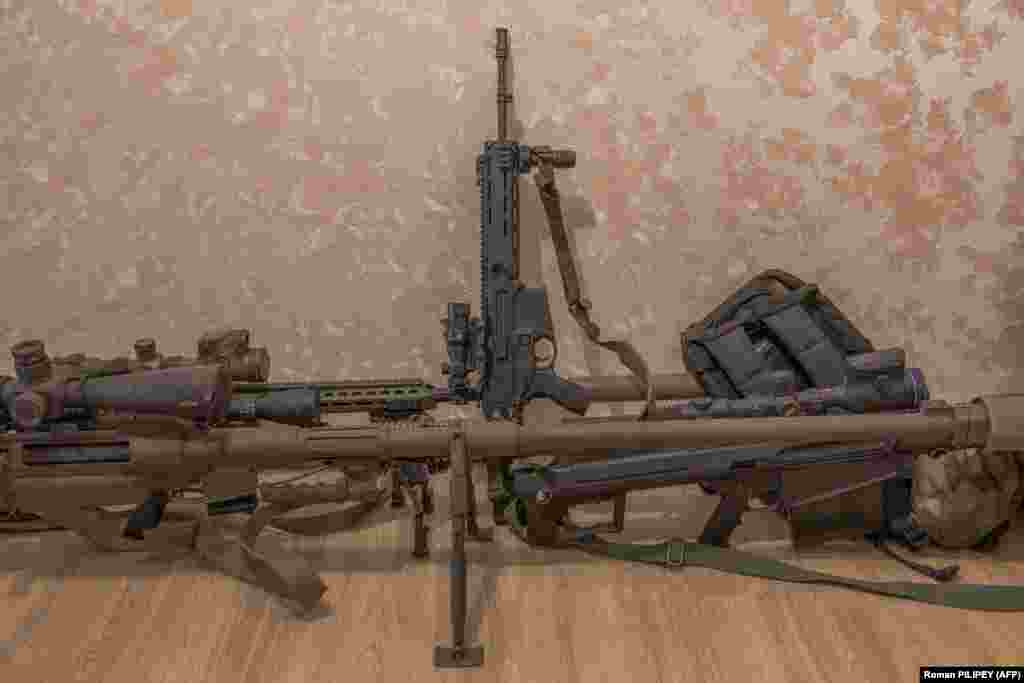 Зброя снайперського загону. Командир підрозділу, одягнений у футболку з написом «Привиди Бахмута», повідомив, що на рахунку його команди – 558 підтверджених вбивств