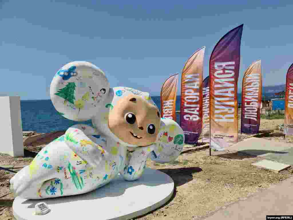 Арт-объект «Чебурашка» рядом с пляжем «Меганом», июль 2024 г., восточный Крым