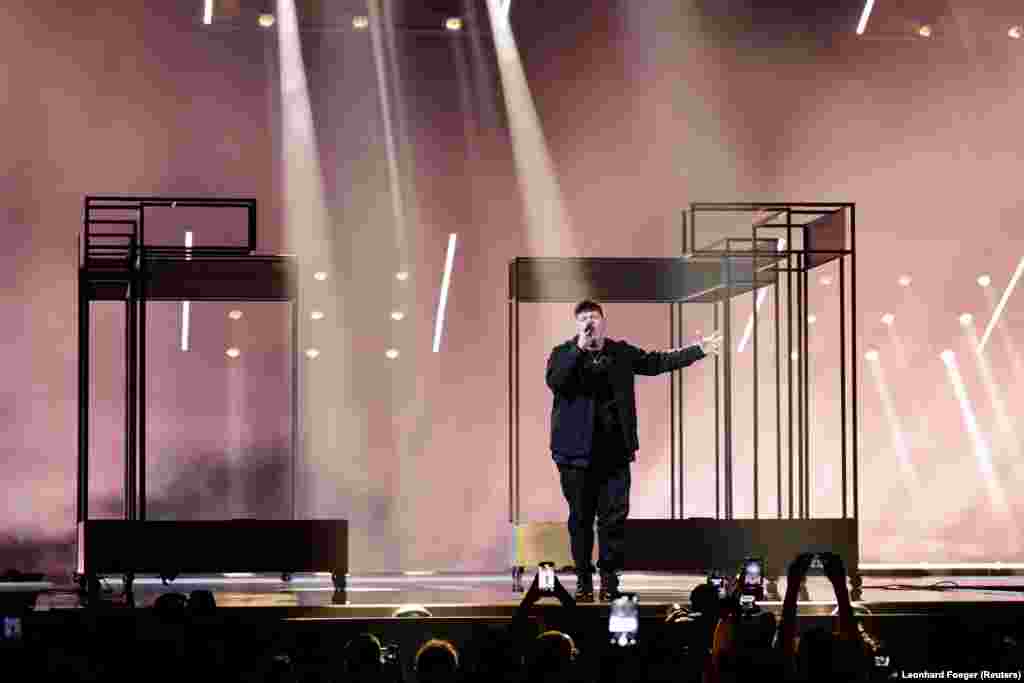 Представник Німеччини Ісаак на репетиції перед фіналом пісенного конкурсу «Євробачення-2024» у Мальме, Швеція, 10 травня 2024 року.