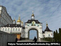 Вхід до новозбудованого храму