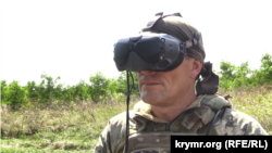 Запорізька обл. Військовослужбовець Дніпропетровської ОБр ТРо ЗСУ «Джек» працює з FPV дроном. Серпень 2023