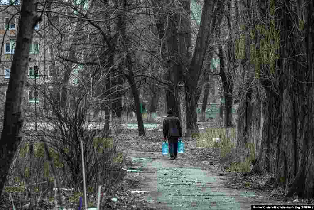 У місті відсутнє газо-, тепло-, водо- та електропостачання. Типова картина для усіх прифронтових населених пунктів, які намагається штурмувати російська армія