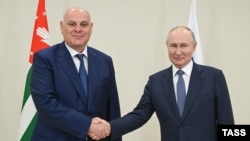 Очільник сепаратистського регіону Грузії, Абхазії, Аслан Бжанія (л) та президент РФ Володимир Путін, архівне фото