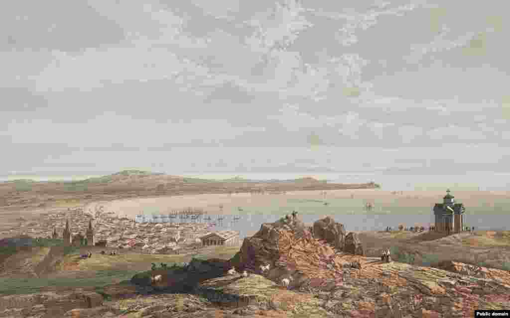 Вид на Керчь с горы Митридат. Сооружение справа – мавзолей российскому археологу Ивану Стемпковскому, который был поврежден во время боев, а затем снесен советской властью после того, как Керчь была освобождена от нацистов в 1944 году