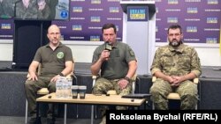 Андрій Юсов, Петро Яценко та Віталій Матвієнко під час пресконференції у Києві