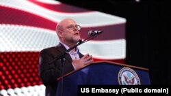 В інтерв’ю Радіо Свобода посол Джеффрі Ховеньє сказав, що «якість нашого партнерства не є такою, як ми сподіваємося, з деяких питань».