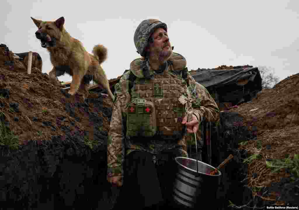 Військовий капелан Юрій в окопі на позицях українських військових у Харківській області, 15 квітня 2023 року