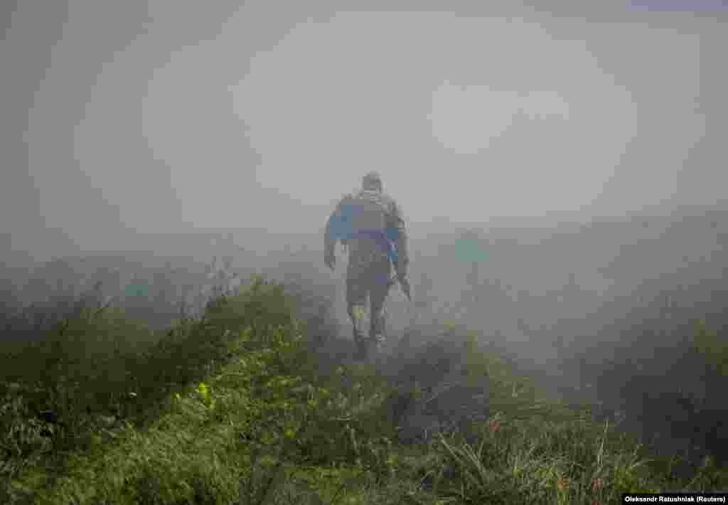 Український воїн йде біля звільненого Нескучного, а вдалині лунають артилерійські постріли. Росія не визнала жодних здобутків України на болі бою протягом останніх півтори тижні, попри те, що ЗСУ звільнили низку населених пунктів.Президент РФ Володимир Путін 13 червня заявив, що наразі не бачить необхідності в новій мобілізації, щоб протистояти українському контрнаступу