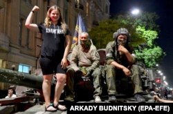 Дівчина у футболці з написом "Хуліганка" на танку найманців ПВК "Вагнер", Ростов-на-Дону, Росія, 24 червня 2023 року