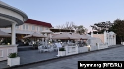 Безлюдные заведения на вечерней набережной Судака, май 2024 года