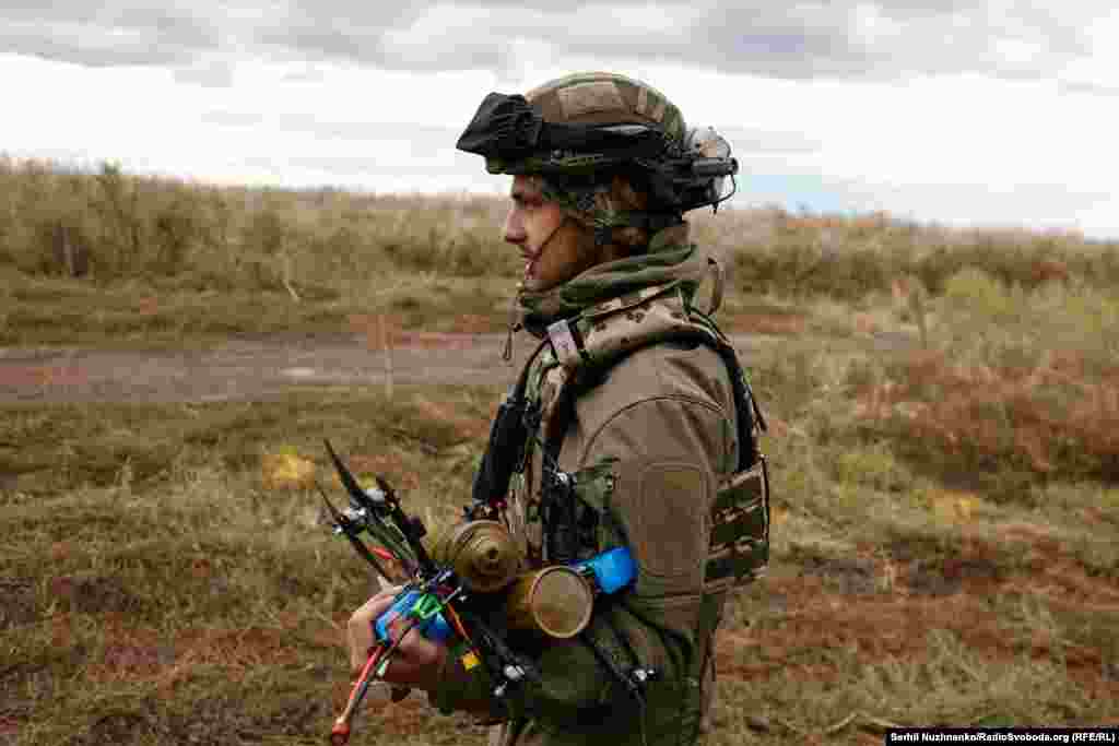 Військові йдуть від авто декілька кілометрів, щоб «не палити» позицію, несучи із собою кілограми різного обладнання