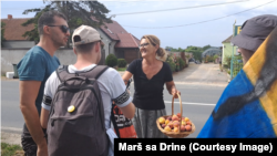 Aktivisti koji pešače iz Beograda ka zapadnoj Srbiji kako bi učestvovali na ekološkom protestu protiv kompanije Rio Tinto susreću se sa meštanima u Obrenovcu, 25. jun 2024.