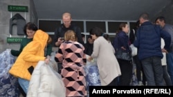 Сотрудник НКО "Этос" распределяет гуманитарную помощь среди беженцев, Горис, Армения, 25 сентября 2023 года