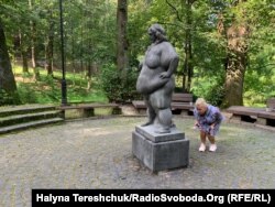 Скульптура «Впевнена» у Стрийському парку