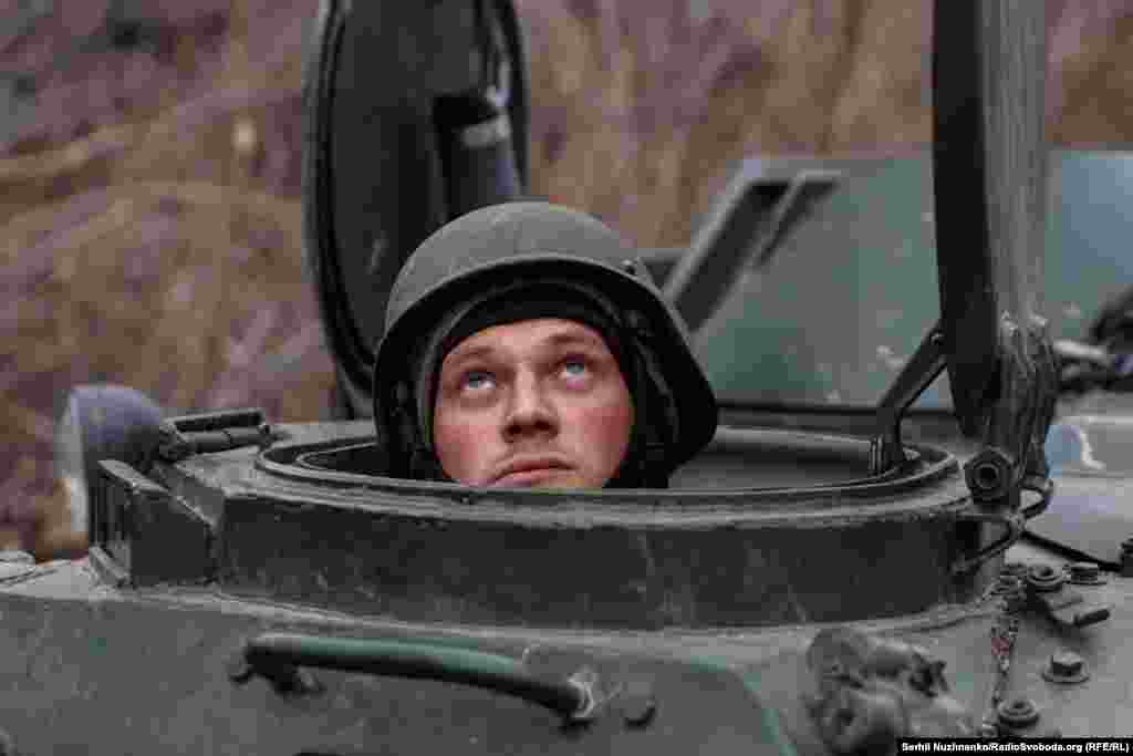 Віктор (27 років) – із Запоріжжя. У цивільному житті працював будівельником, підписав контракт в травні 2023 року, зараз він – механік-водій