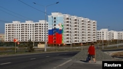 Маріуполь, новозведені російські будинки з агітаційними муралами, вересень 2023 року