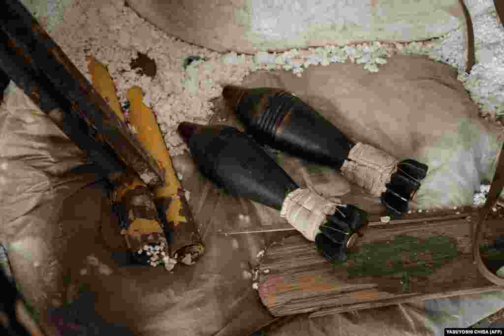 Мінометні снаряди готові до пуску на позиції ЗСУ під Бахмутом. 16 лютого 2023 року Запеклу кровопролитну битву, що характеризується артилерійськими дуелями і ближніми боями піхоти, уже назвали &laquo;бахмутською м&rsquo;ясорубкою&raquo;