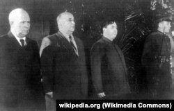 Хрущов, Берія і Маленков біля труни Сталіна. Москва, березнь 1953 року