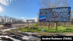 Pe un indicator rutier de la marginea orașului scrie Nova Kahovka. Steagul Rusiei, ale cărei forțe au ocupat localitatea de la începutul invaziei la scară largă în Ucraina, este vizibil pe un alt indicator. Decembrie 2022