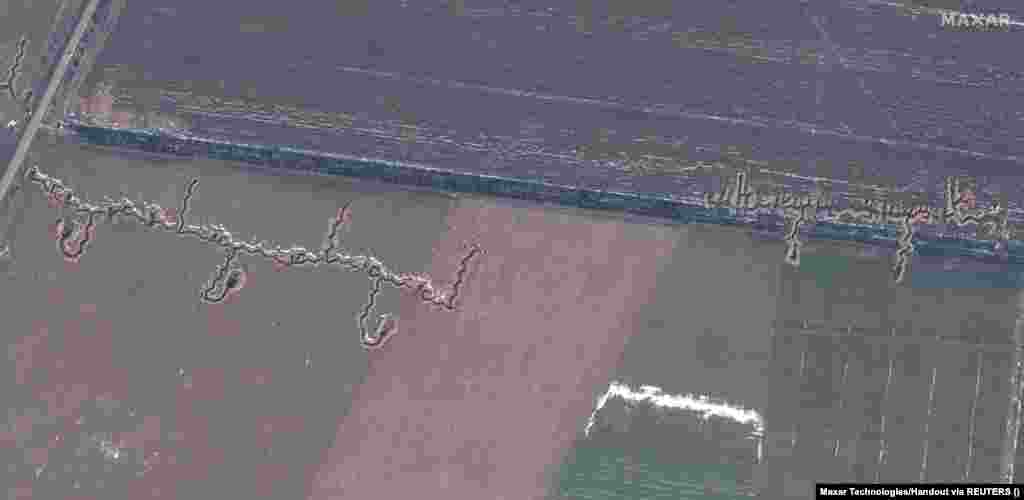 Траншеи и валы возле Медведевки. Президент Украины Зеленский отметил, что Россия начала свою кампанию против Украины с аннексии Крыма в 2014 году, и заявил: «Там, где начинался путь зла, там нас ждет победа, я уверен. Нас ждет победа над этим злом. Освобождение Крыма не имеет альтернативы».  