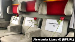 Ruže i imena stradalih na sedištima kupea na obeležavanju 30 godina od zločina u Štrpcima, Podgorica, 27. februar 2023.