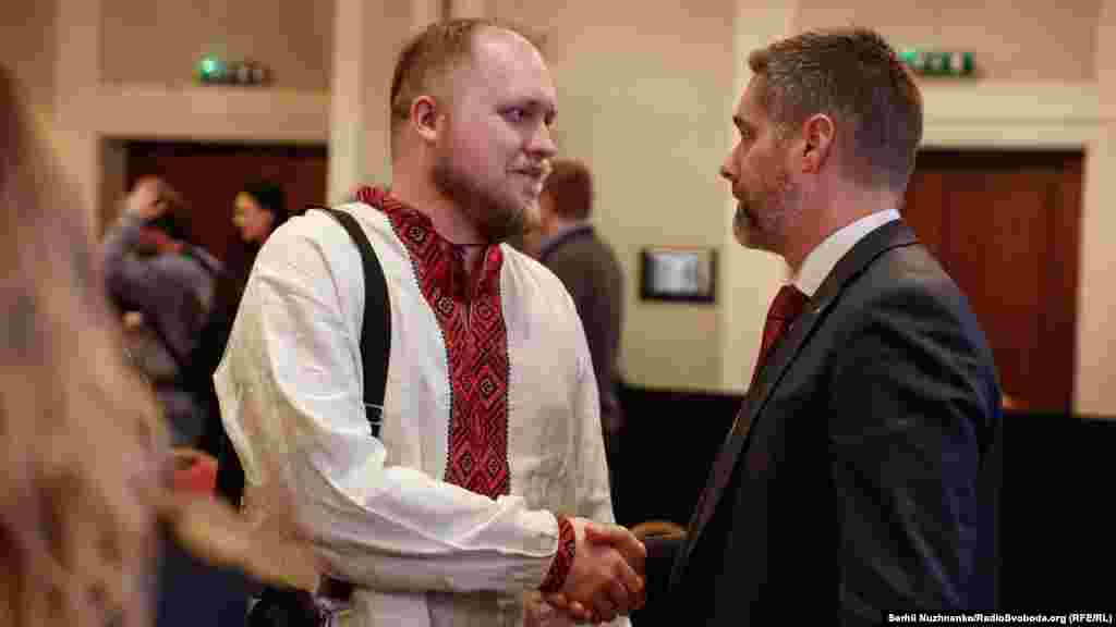 Крістофер В. Сміт, заступник голови Місії США в Україні, із сином загиблої журналістки Радіо Свобода Віри Гирич – Богданом