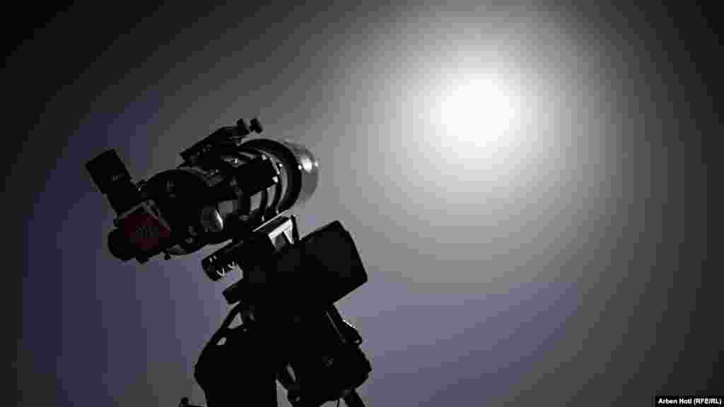 Prema AOK-u, glavni teleskop i drugu opremu koja će se koristiti u opservatoriji donirali su Celestron, američka kompanija za teleskope, i privatni donatori.