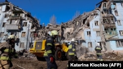 Спасатели разбирают завалы жилого дома в Запорожье, разрушенного российским ракетным ударом, 2 марта 2023 года