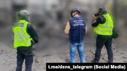 У ДCНС повідомили, що понад 200 рятувальників від ночі працюють на місцях ліквідації наслідків масованого обстрілу, а також понад сотня слідчих, криміналістів і вибухотехніків