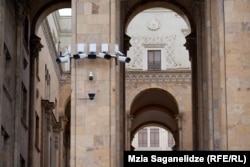 პარლამენტის შენობაზე 2024 წლის ბოლოს, ხალხმრავალი აქციების დროს მხოლოდ ერთ ბოძზე 8 კამერა იყო დამონტაჟებული