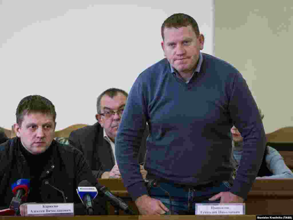 Геннадий Цыпкалов, 1973–2016 Цыпкалов родился в Ростовской области России. Вместе с семьей он переехал в Луганскую область советской Украины и работал на разных должностях, в том числе водителем грузовика. Некоторое время он занимал пост главы правительства "ЛНР", и украинцы считали его одним из наиболее разумных сепаратистов, сдержавшим свое слово при заключении соглашений о прекращении огня. В сентябре 2016 года Цыпкалов был задержан в связи с "попыткой государственного переворота" против руководства "ЛНР" и умер в своей камере. Власти самопровозглашенной "народной республики" заявили, что он покончил с собой, осознав "глубину своих преступных деяний".