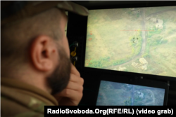 Український військовий керує БПЛА Shark (Шарк)