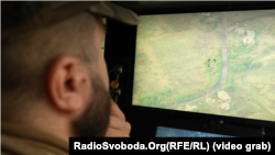 Український військовий керує БПЛА Shark