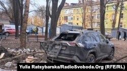 Унаслідок атаки у п’яти багатоквартирних будинках побиті вікна, пошкоджені будівлі комунального підприємства, коледжу, дві автівки та лінія електропередач. Фото ілюстративне