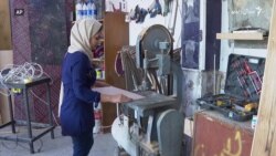 پر کلتوري محدودیتونو سربېره یوه عراقۍ ښځه د نجارۍ کار کوي پر کلتوري محدودیتونو سربېره یوه عراقۍ ښځه د نجارۍ کار کوي