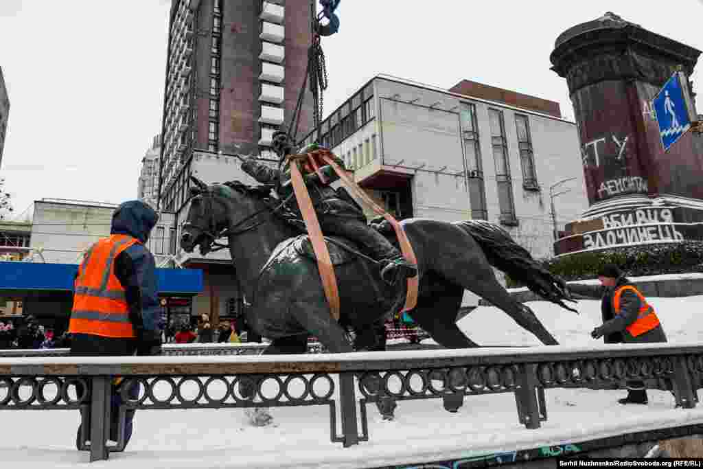 Комунальники прибирають мотузки з пам'ятника після демонтажу 